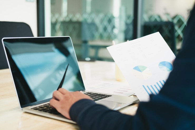 Collaboratrice et dirigeant en entretien